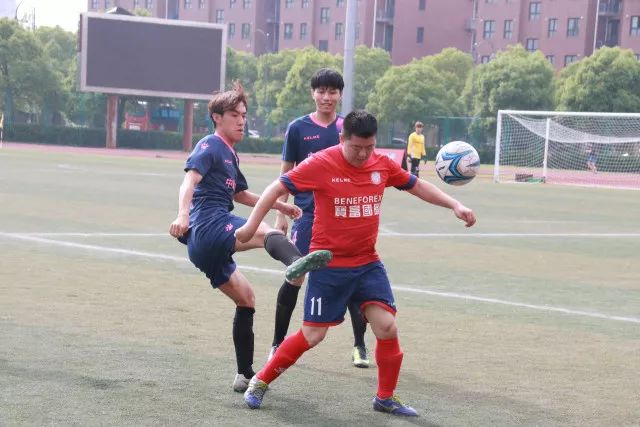 女性无法抵挡的四种男性动作：打动心灵的瞬间